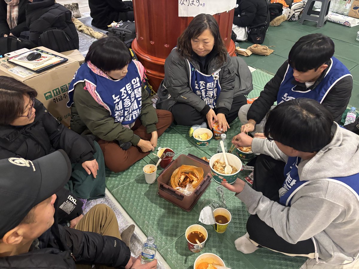 sserjuns's tweet image. 민주노총은 지금 어디있습니까
지금 민주노총이 있을곳은 바로 이곳 세종호텔 로비입니다
민주노총은 세종호텔 로비에서 중집을 열고 로비연좌에 동참허여 주시길 바랍니다
지난겨울 내란광장 민주노총이 보낸 초대장에 화답한 광장의 말벌동지들이 지금 세종호텔에서 민주노총을 기다리고 있습니다.