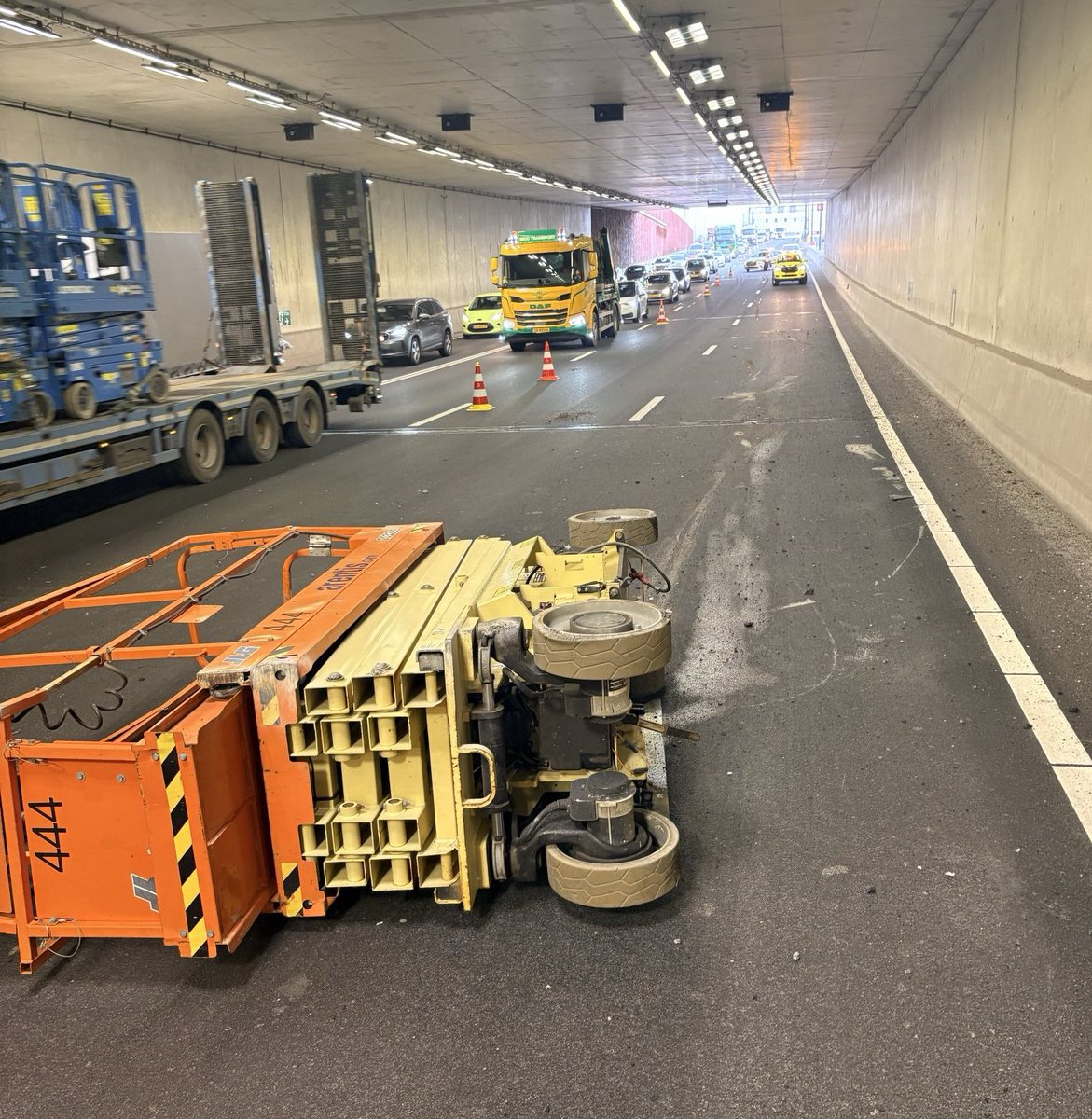 Vrachtwagen verliest hoogwerker op N7 bij Groningen