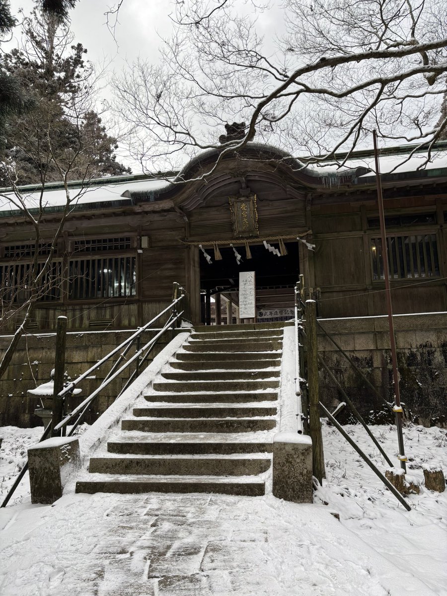 Miyako_YamaDera's tweet photo. 本日は #愛宕山 周辺の遺跡群を調査してきました。

大雪の中でしたが、#雲心寺跡 や #日輪寺跡 など既存の平坦地群をはじめ、山中を歩き回って踏査しました！

👇愛宕神社様（@atagojinjya ）のSNSにも写真を掲載いただいています！

#みやこの山寺 #雪 #考古学 #大学生 https://t.co/daxzdmw2tD