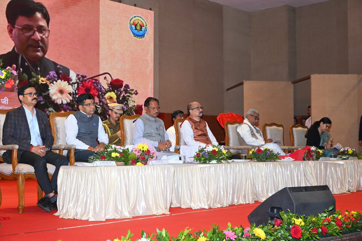 राज्यपाल श्री रमेन डेका की पहल पर पंडित रविशंकर शुक्ल विश्वविद्यालय में स्थापित महान संत, समाज सुधारक और सांस्कृतिक चेतना के प्रणेता ...