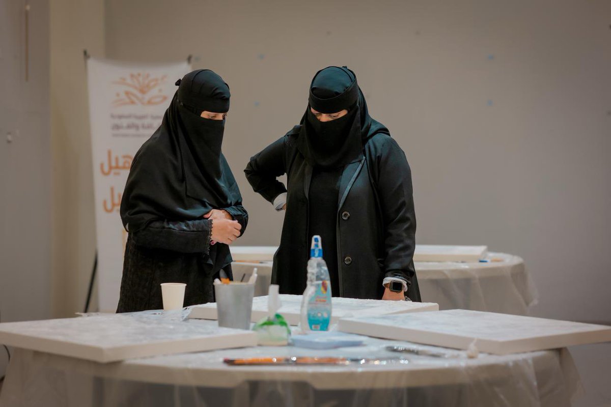 ✍🏼 | دورة تدريبية .. 

في اليوم الثاني من دورة فن الحروفيات ضمن رحلة الفن التدريبي 🎨
انتقل المتدربون إلى الجانب العملي حيث تعلّموا مهارات تأسيس اللوحات وصناعة الخلفيات الفنية من خلال التطبيق المباشر على الأعمال وتمكّن أغلبهم من إنجاز هذه المرحلة بنجاح

#جمعية_الثقافة_والفنون