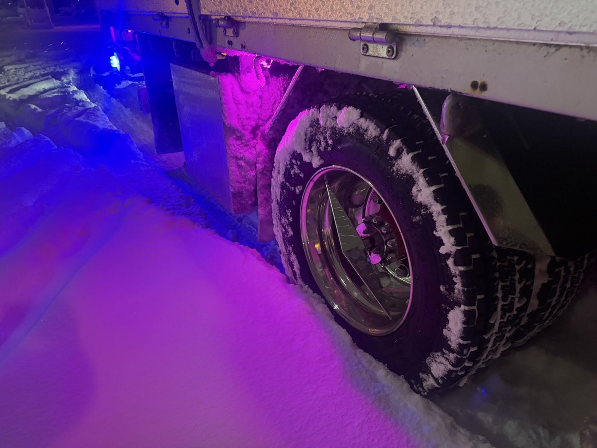 山形の遊佐町から帰ってきたんだけど、雪多ない？
車の上30センチくらいあったけど？笑

というよりエネオスウイングの店員に聞いたら8号一回も除雪きてないって言ってたけど、だいぶ溜まったで？笑

ということで、朝日↔︎砺波の通行止間に合わず全ベタで帰ってきたら男が私です😇