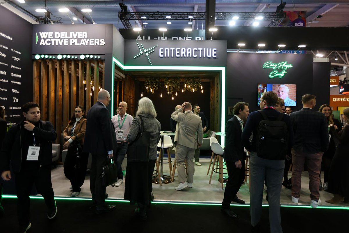 Enteractive tweet media