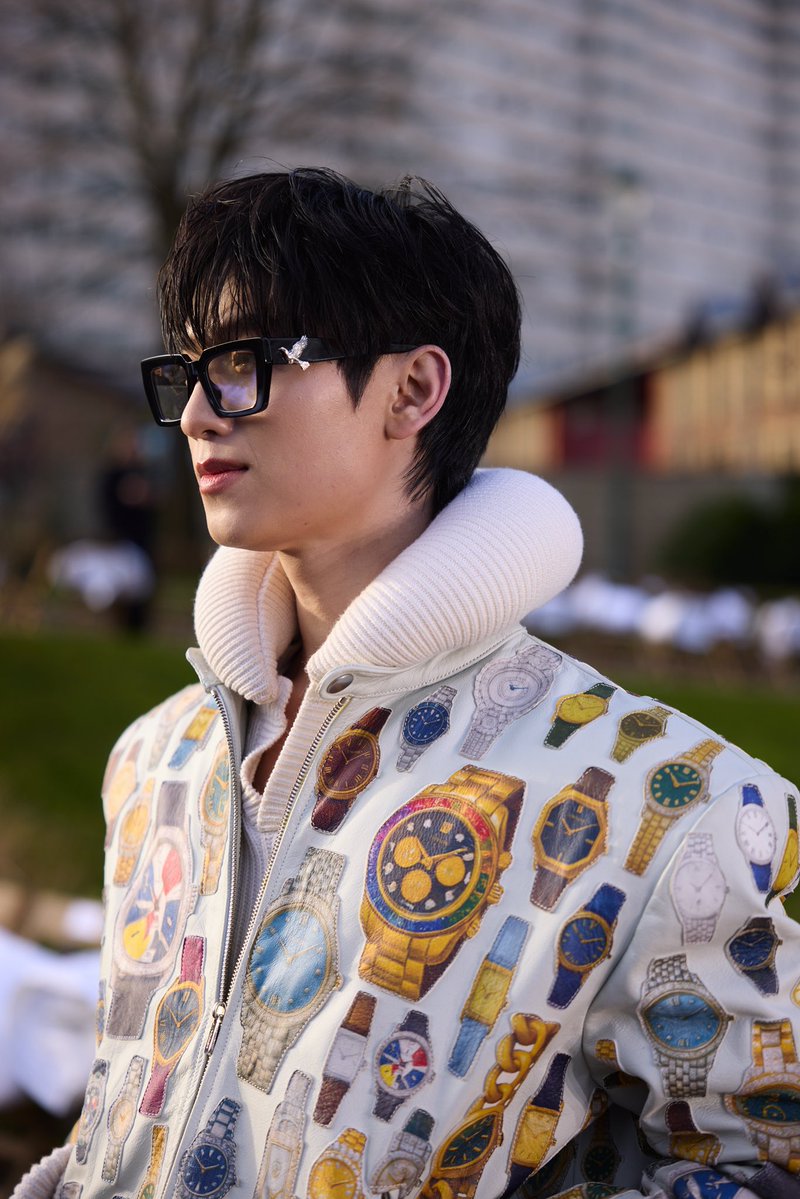 ElleMenThailand's tweet image. พามาส่องลุคเท่ของโทมัส แขกคนพิเศษที่ร่วมเข้าชมโชว์ 3 Paradis Men’s Fall–Winter 2026–27 วันนี้

#ELLEMENReport
#ELLEMENThailand
#3Paradis
#3ParadisxThomas
#tthomastc