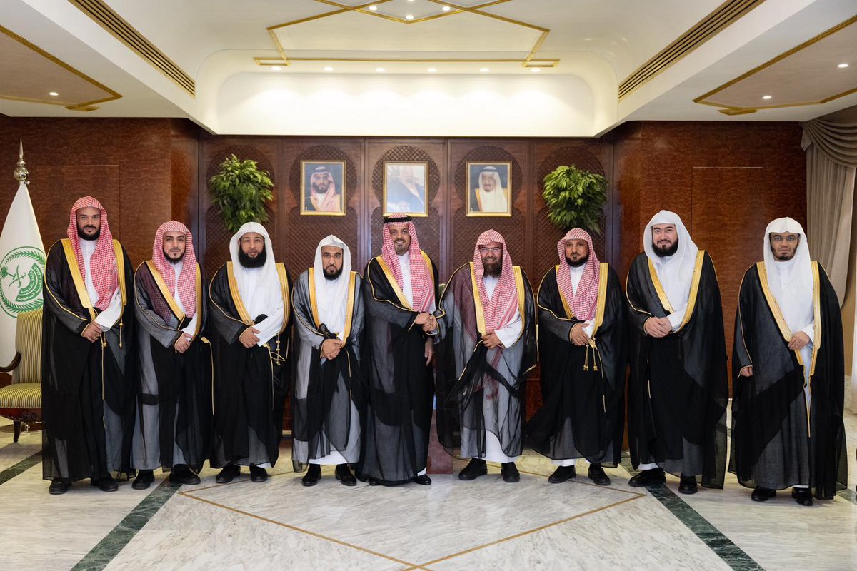 يا سعدَاه ويا فرحَاه! من يكرمه الله بالصلاة خلف هؤلاء👇 شيوخنا الأفاضل أئمة وخطباء المسجد الحرام .
عن جابر بن عبد الله رضي الله عنه،أن رسول الله ﷺ قال:
«صلاة في مسجدي أفضل من ألف صلاة فيما سواه إلا المسجد الحرام،وصلاة في المسجد الحرام أفضل من مائة ألف صلاة فيما سواه»❤️🇩🇿🇸🇦❤️