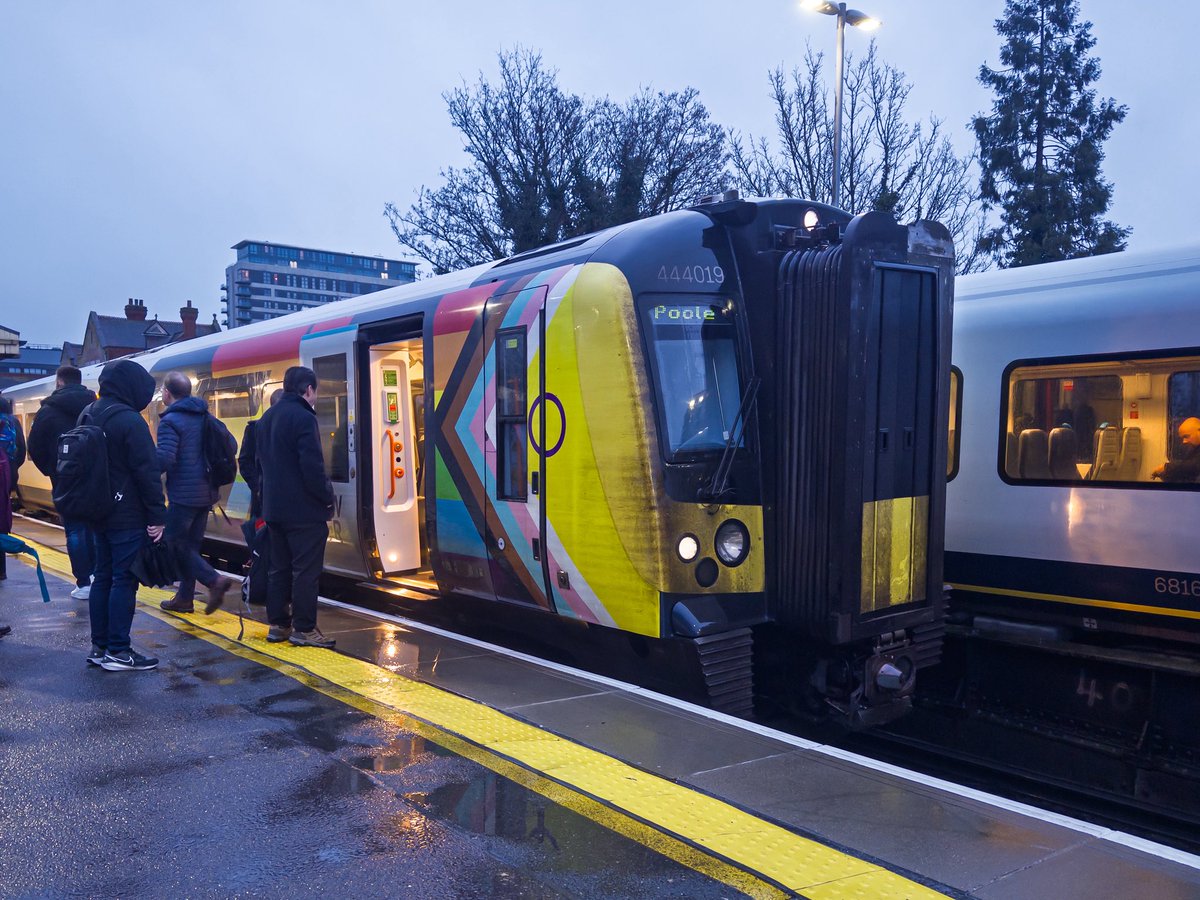 MissCatTrap's tweet image. Not a better way to start your day than #Trainbow at Basingstoke!!