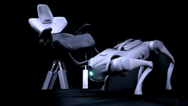 『Enactive』by Abstract Engine
慣性チェアに身体を委ね、知覚が四足ロボットへ同期。人間性を持った四足ロボットの生成へのプロトタイプ
ーSEE IT AT #TOKYOPROTOTYPE