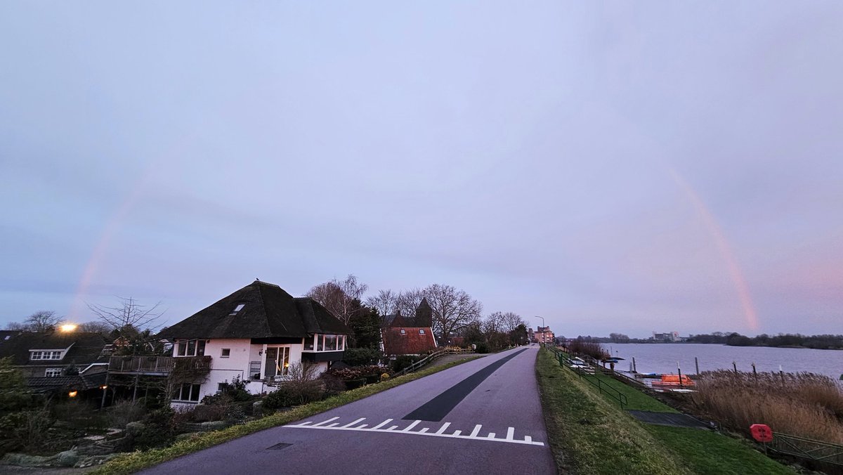 Motormiss's tweet image. Ochtendrood water op je kop 🤭 achter me een prachtige rode lucht laag aan de horizon en voor me een roze regenboog én ging het regenen dus. Oh mooi hè, blij terug van m'n ochtendrondje 📸🌅🥰
#zonsopgang #afgedamdemaas #Andel #regenboog