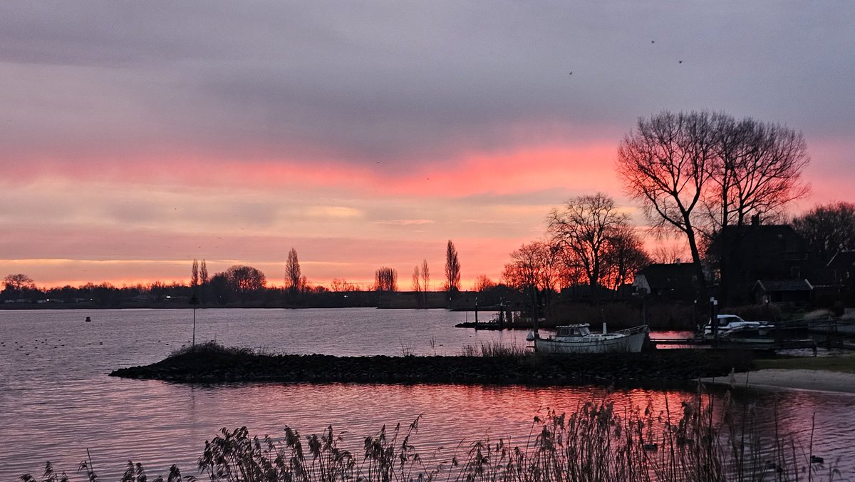 Motormiss's tweet image. Ochtendrood water op je kop 🤭 achter me een prachtige rode lucht laag aan de horizon en voor me een roze regenboog én ging het regenen dus. Oh mooi hè, blij terug van m'n ochtendrondje 📸🌅🥰
#zonsopgang #afgedamdemaas #Andel #regenboog