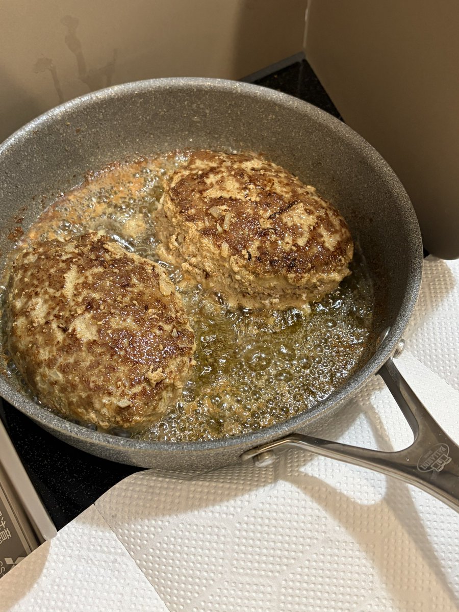 ハンバーグ作ってて脂身気質な肉だと思ってたが、焼き出したら油の湖にwww