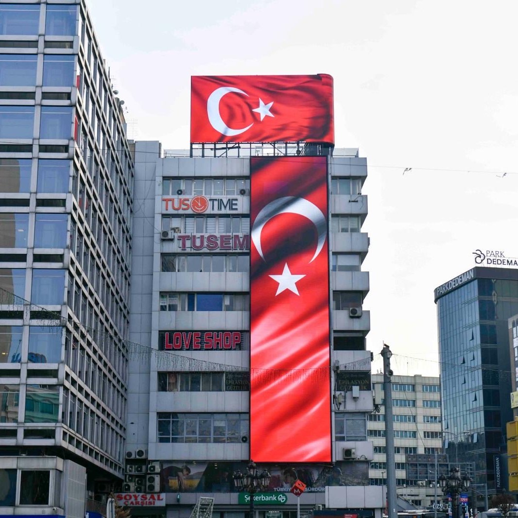 bosunatiklama's tweet photo. Ankara'daki dev ekranlara Türk bayrağı yansıtıldı. https://t.co/Og2pmAc7CY