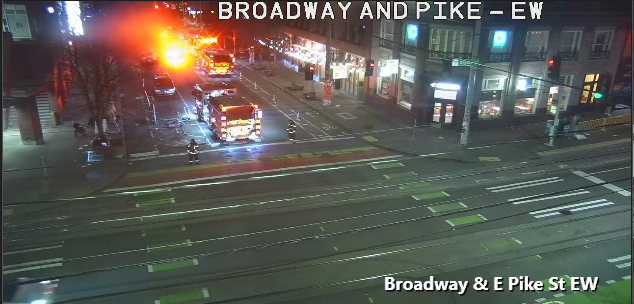 E 피크 스트리트 통제 중! 다른 경로 이용 부탁합니다.