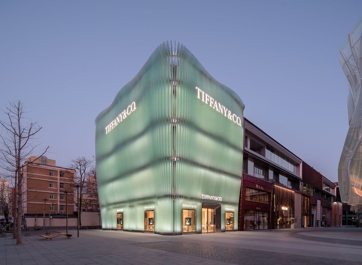 Archello's tweet image. MVRDV’s @MVRDV Tiffany façade in Beijing uses curving, translucent glass fins inspired by Elsa Peretti’s jewellery.
archello.com/project/tiffan… 

#GlassArchitecture #SustainableFacade #MaterialInnovation