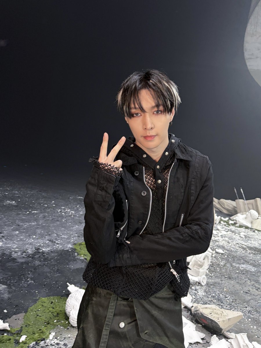 weareoneEXO's tweet image. ✌️✌️

#EXO #엑소 #weareoneEXO
#Crown #REVERXE