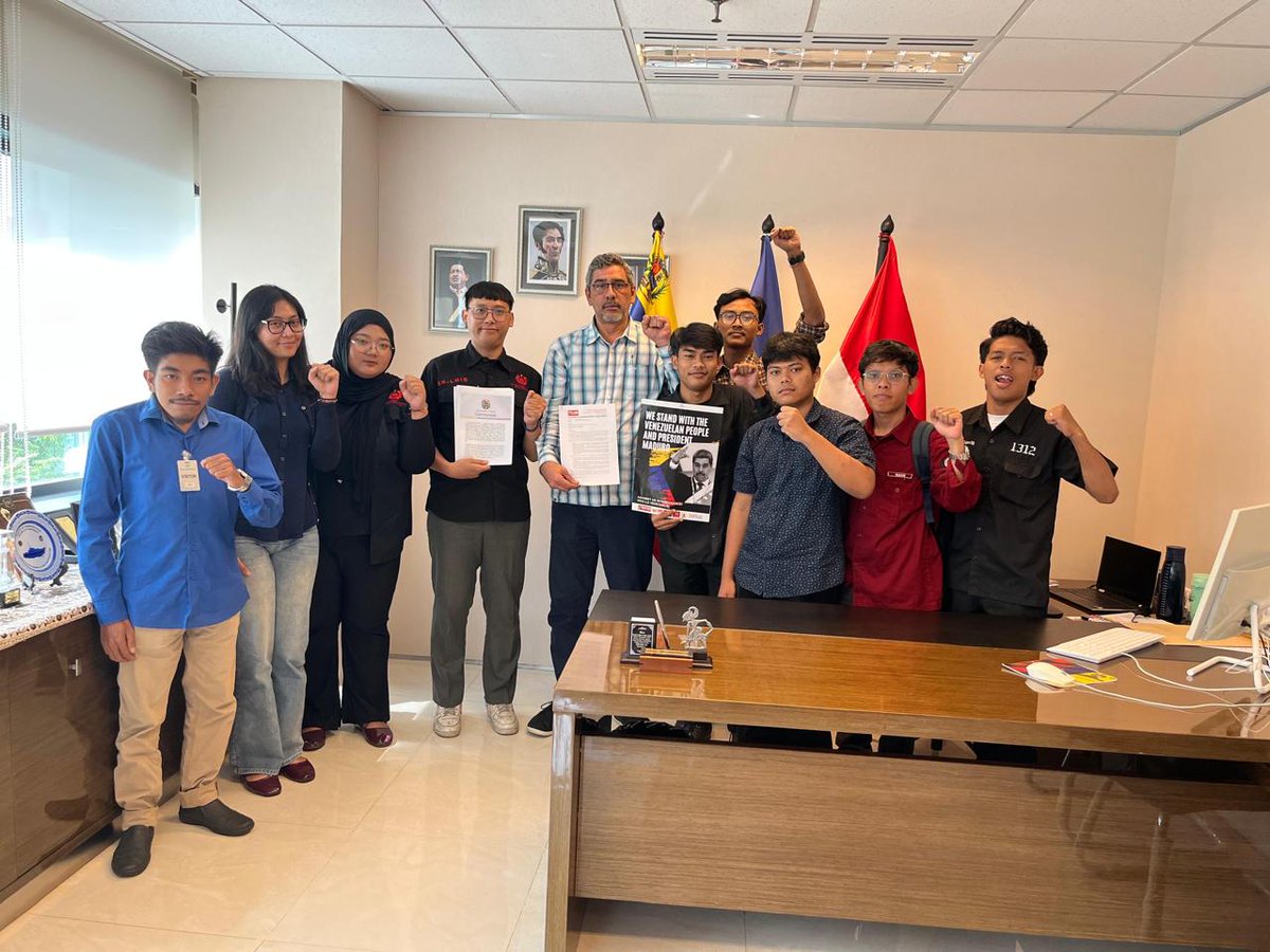 EmbaVeIndonesia's tweet photo. Di kantor Kedutaan Besar Republik Bolivarian Venezuela di Indonesia, pada tgl 5 Januari 2025, telah dilakukan penyerahan pernyataan dukungan Solidaritas dari Liga Mahasiswa Indonesia untuk Demokrasi (LMID). Dalam pertemuan tersebut, Duta Besar menyampaikan informasi https://t.co/rGPLpvC7Pi