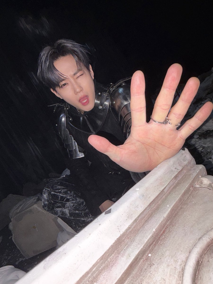 weareoneEXO's tweet image. waaaaitttt!!!

#EXO #엑소 #weareoneEXO
#Crown #REVERXE