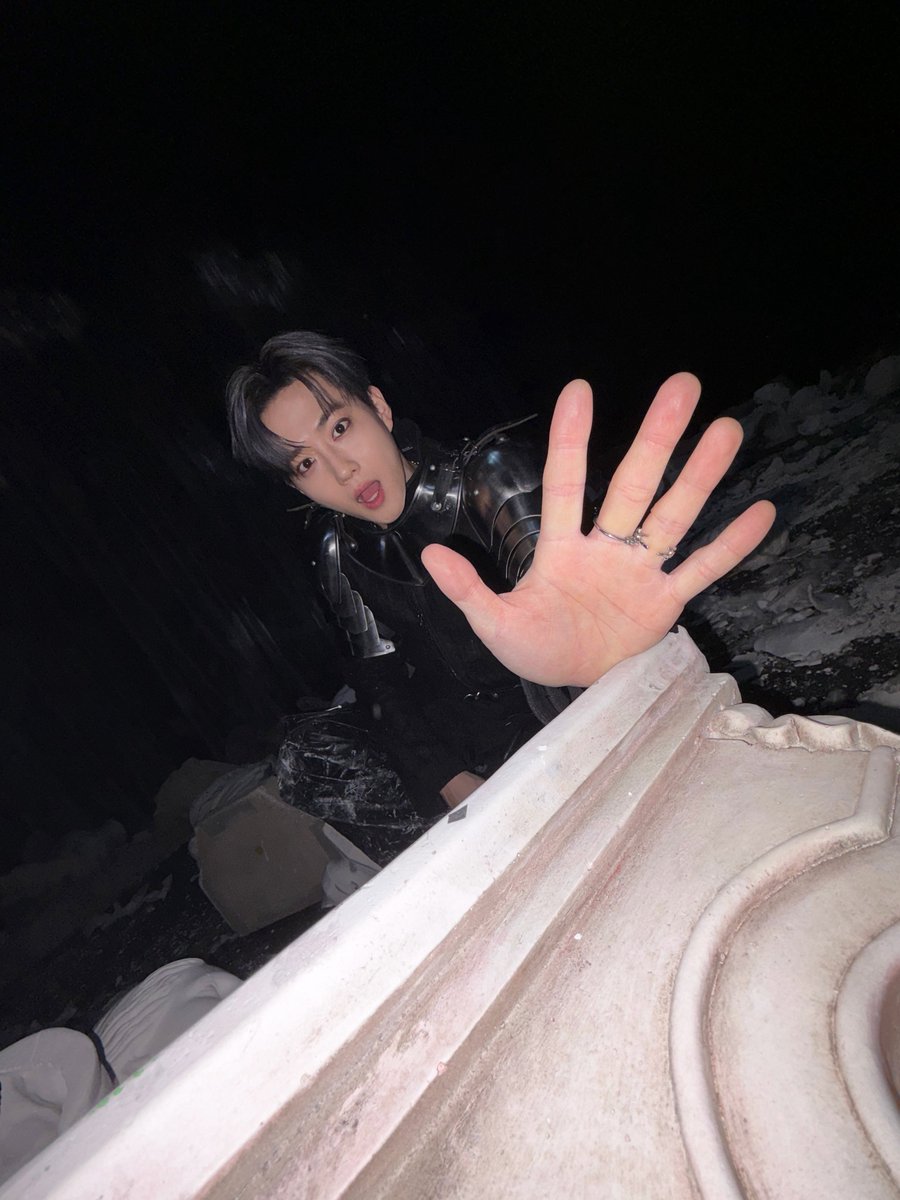 weareoneEXO's tweet image. waaaaitttt!!!

#EXO #엑소 #weareoneEXO
#Crown #REVERXE