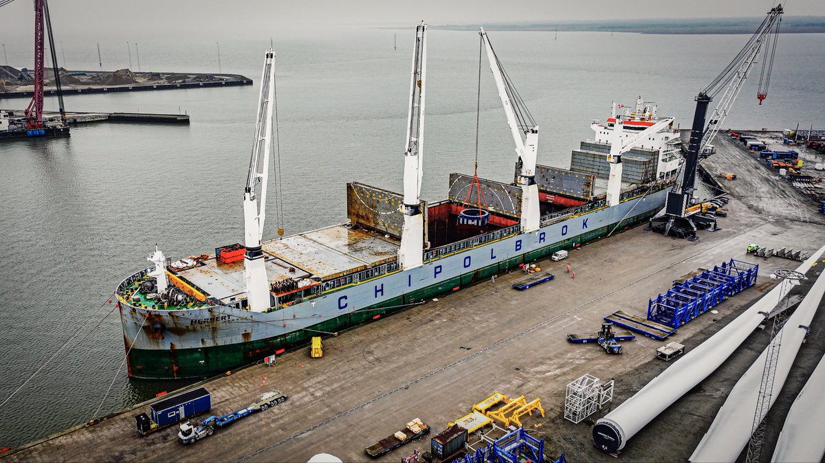 ChipolbrokCom's tweet photo. Successful cargo ops in Esbjerg, Denmark 🇩🇰 @Chipolbrok 62,000 DWT vessel MV Herbert has completed cargo discharge at the port of Esbjerg. Good teamwork delivering reliable project cargo logistics once again. ⚓👏 https://t.co/1afIUGJFIj