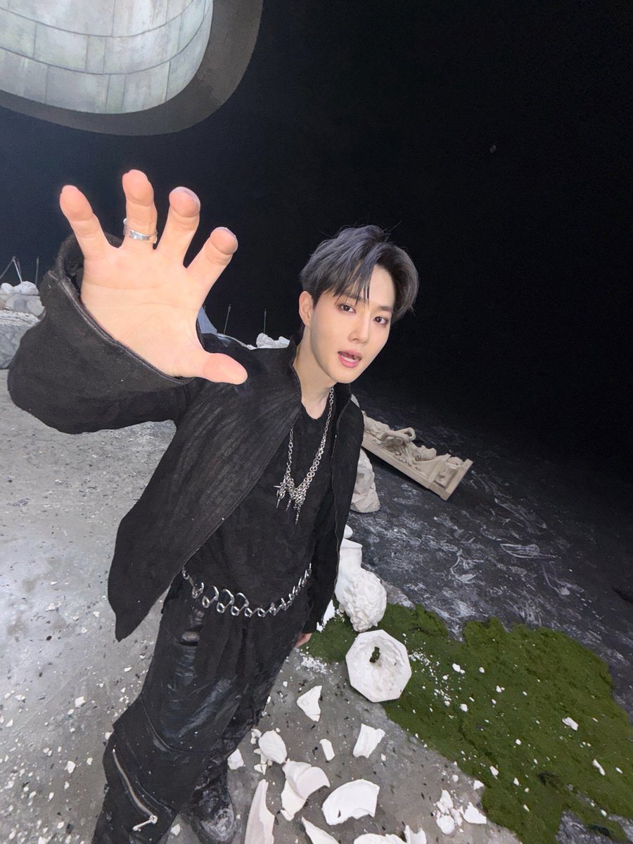 EXO tweet media