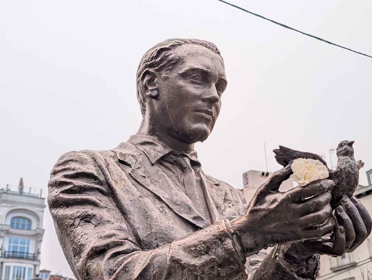 El otro día la estatua de Federico García Lorca en la plaza de Santa Ana tenía un clavel blanco entre las manos.
miradormadrid.com/estatua-de-fed…
La figura de bronce está ubicada en la parte baja de la plaza, mirando al Teatro Español.