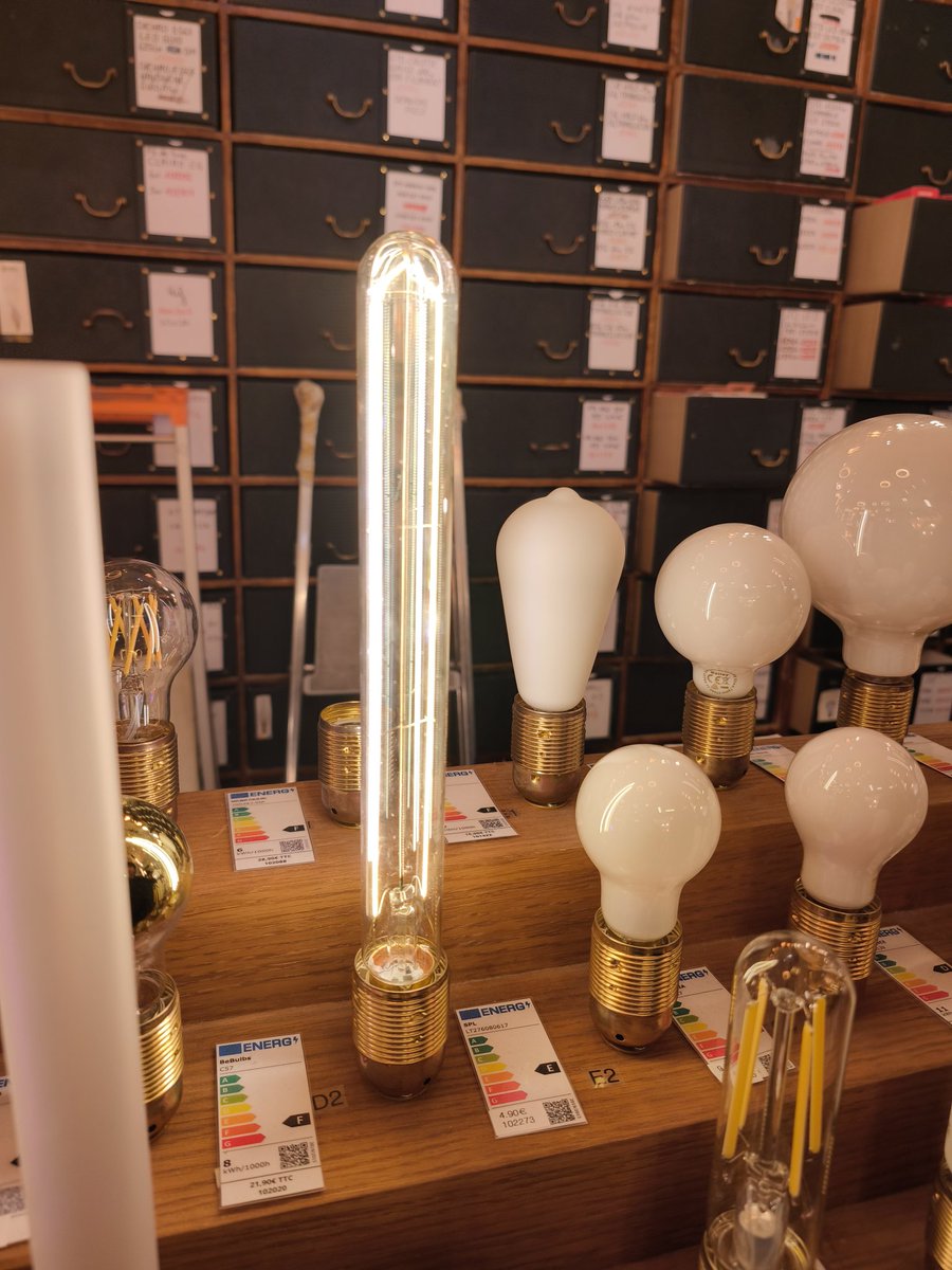 昨日はパリっぽいところと、市内の照明屋さんを見学！
カラフルなコードがメッチャ可愛い！日本にも欲しい！！