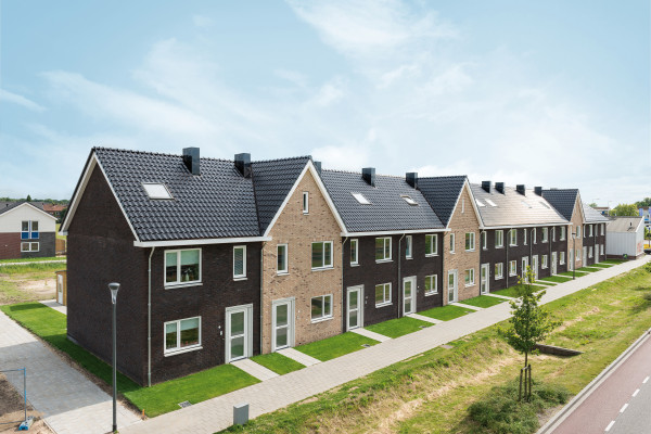 Uit een inventarisatie onder Gelderse gemeenten blijkt dat in de provincie ruimte is voor 260.000 woningen via het concept van ‘straatje erbij’. Dit aantal overtreft zelfs de gehele opgave van de provincie in de woondeals. bouwbelang.com/2026/01/straat…