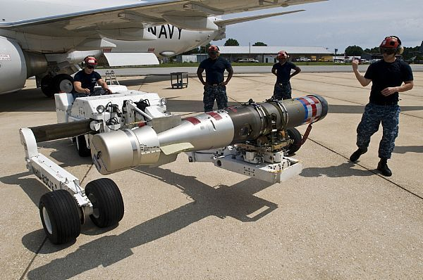 Jeff21461's tweet photo. 🇺🇸🇸🇬 The US State Department has approved a Foreign Military Sales case to Singapore for Maritime Patrol and Reconnaissance Aircraft P-8A and MK 54 Lightweight Torpedoes with an estimated value of 2.316 billion USD.

The package includes:
-  four (4) P-8A patrol aircraft
-  seven (7) Guardian laser transmitter assemblies for the AN/AAQ-24(V)N system
-  seven (7) system processors for the AN/AAQ-24(V)N system with selective availability anti-spoofing modules
-  eight (8) MK 54 MOD 0 lightweight torpedoes all up rounds

https://t.co/zbbwgiJ6XC