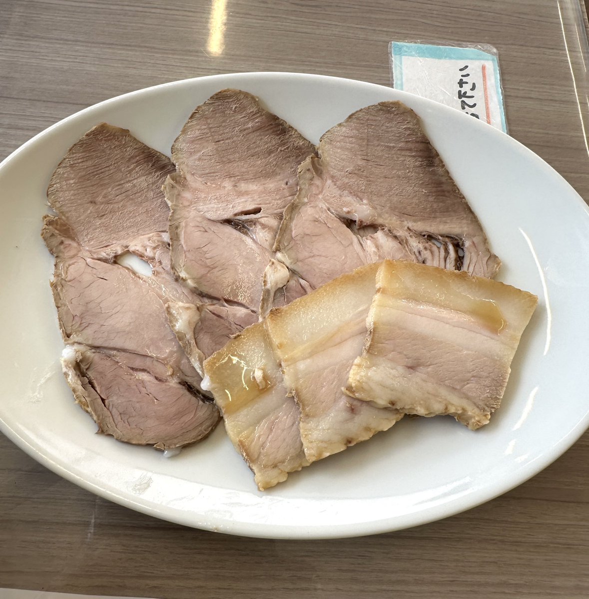 _tamukei's tweet image. 龍のひげ一義
　@ ひたちなか市馬渡

※KURO一義らぁめん
　Bセット
※チャーシュー追加

着丼までに龍のひげ一義のこだわりを良く読んで待つ🍜スープをひと口舌の上で転がし👅こだわりに書いてある素材の味を探し感じる喜び🤩自家製麺のシットリ
モッチリ食感がイイネ👍
美味い😋腹パン🍞ゴチ