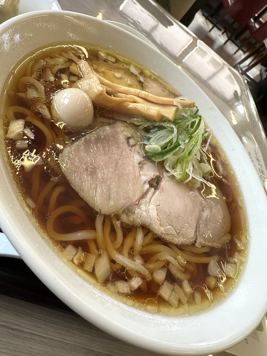 _tamukei's tweet image. 龍のひげ一義
　@ ひたちなか市馬渡

※KURO一義らぁめん
　Bセット
※チャーシュー追加

着丼までに龍のひげ一義のこだわりを良く読んで待つ🍜スープをひと口舌の上で転がし👅こだわりに書いてある素材の味を探し感じる喜び🤩自家製麺のシットリ
モッチリ食感がイイネ👍
美味い😋腹パン🍞ゴチ