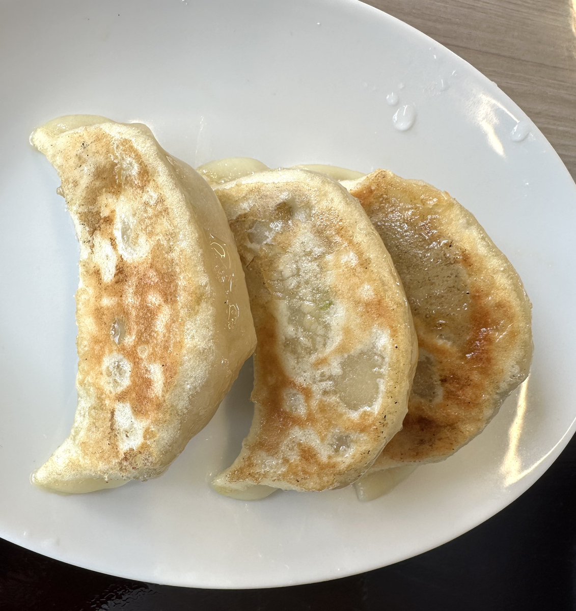 _tamukei's tweet image. 龍のひげ一義
　@ ひたちなか市馬渡

※KURO一義らぁめん
　Bセット
※チャーシュー追加

着丼までに龍のひげ一義のこだわりを良く読んで待つ🍜スープをひと口舌の上で転がし👅こだわりに書いてある素材の味を探し感じる喜び🤩自家製麺のシットリ
モッチリ食感がイイネ👍
美味い😋腹パン🍞ゴチ