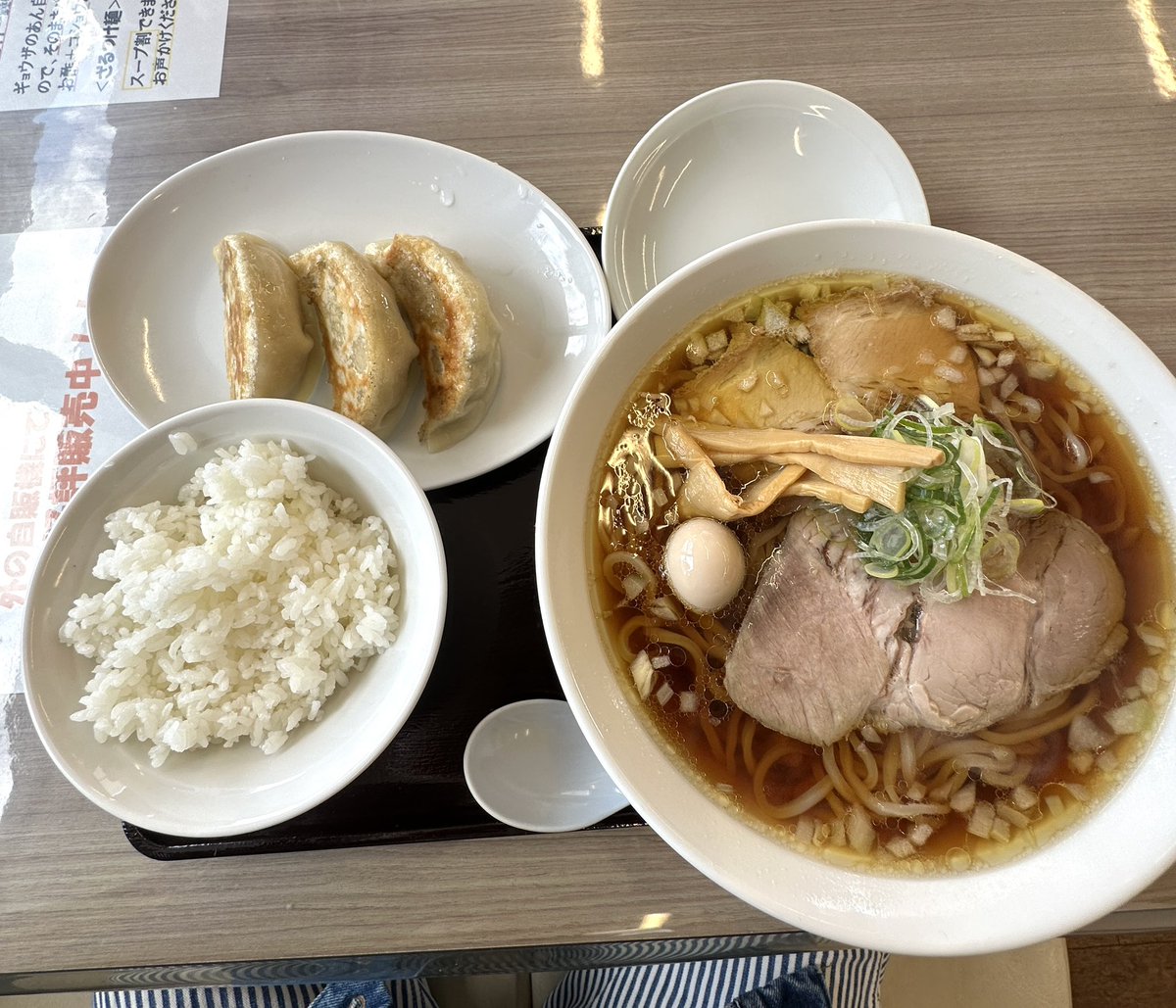 _tamukei's tweet image. 龍のひげ一義
　@ ひたちなか市馬渡

※KURO一義らぁめん
　Bセット
※チャーシュー追加

着丼までに龍のひげ一義のこだわりを良く読んで待つ🍜スープをひと口舌の上で転がし👅こだわりに書いてある素材の味を探し感じる喜び🤩自家製麺のシットリ
モッチリ食感がイイネ👍
美味い😋腹パン🍞ゴチ