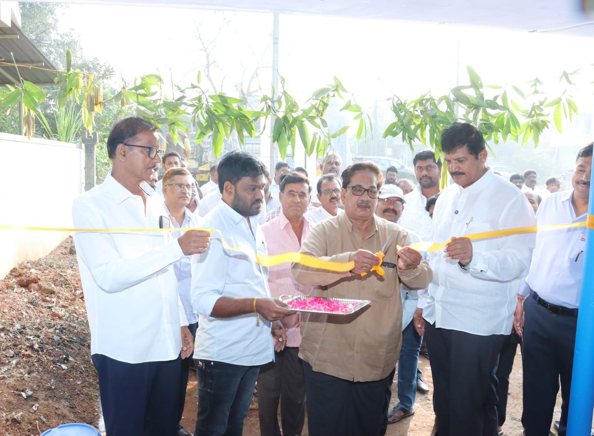 sangamdairyap's tweet photo. తూర్పుగోదావరి జిల్లా,దేవరపల్లి ప్రాంతంలోని చెన్నాయి గూడెం నందు పాల సంఘం సభ్యులతో కలసి నూతన "పాల సేకరణ కేంద్రం" ప్రారంభించిన చైర్మన్ @DhulipallaNk

సరికొత్త సాంకేతికత,ఆధునీకరణ మెషిన్ D.P.U ద్వారా రైతులకు పాల రశీదును ఇచ్చే విధంగా రూపకల్పన చేయడం జరిగింది
#milkcollection
#SangamDairy https://t.co/HIAU263Drl