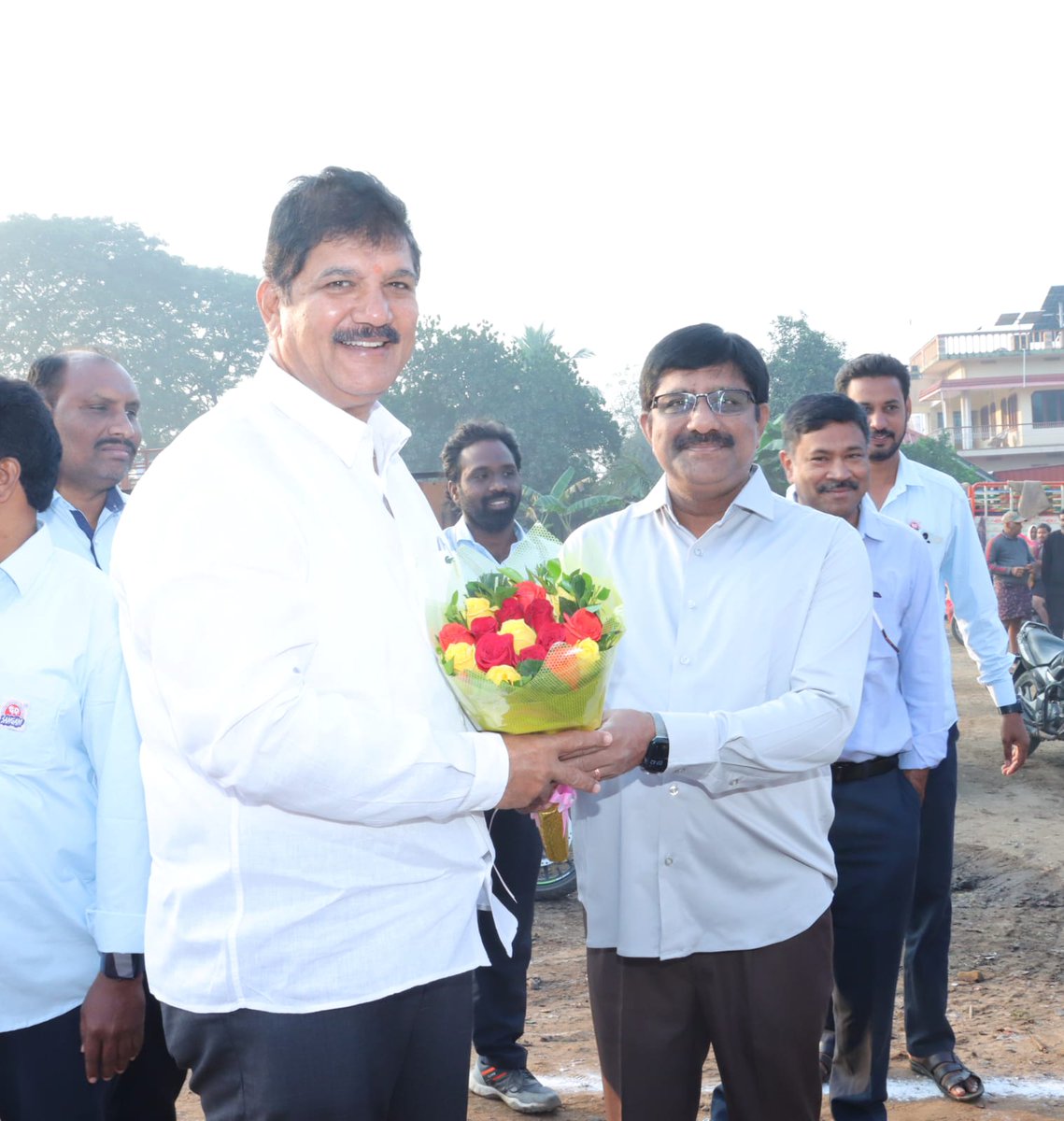 sangamdairyap's tweet photo. తూర్పుగోదావరి జిల్లా,దేవరపల్లి ప్రాంతంలోని చెన్నాయి గూడెం నందు పాల సంఘం సభ్యులతో కలసి నూతన "పాల సేకరణ కేంద్రం" ప్రారంభించిన చైర్మన్ @DhulipallaNk

సరికొత్త సాంకేతికత,ఆధునీకరణ మెషిన్ D.P.U ద్వారా రైతులకు పాల రశీదును ఇచ్చే విధంగా రూపకల్పన చేయడం జరిగింది
#milkcollection
#SangamDairy https://t.co/HIAU263Drl