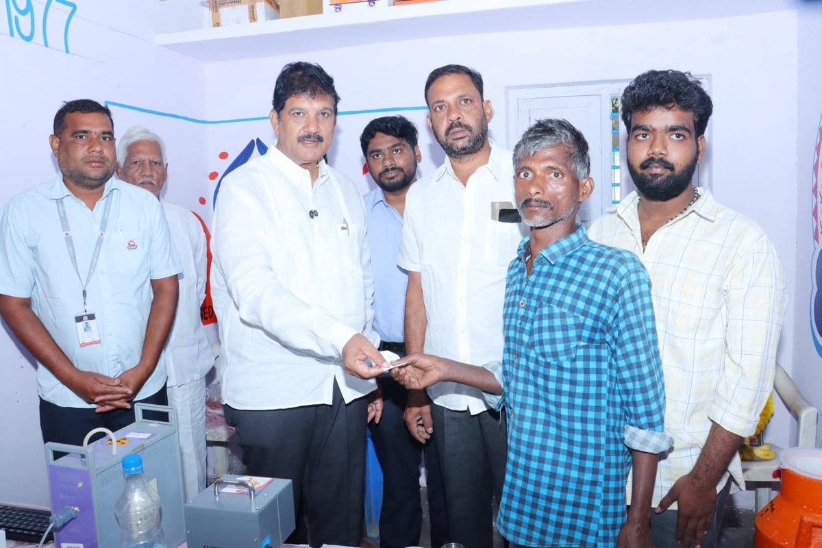 sangamdairyap's tweet photo. తూర్పుగోదావరి జిల్లా,దేవరపల్లి ప్రాంతంలోని చెన్నాయి గూడెం నందు పాల సంఘం సభ్యులతో కలసి నూతన "పాల సేకరణ కేంద్రం" ప్రారంభించిన చైర్మన్ @DhulipallaNk

సరికొత్త సాంకేతికత,ఆధునీకరణ మెషిన్ D.P.U ద్వారా రైతులకు పాల రశీదును ఇచ్చే విధంగా రూపకల్పన చేయడం జరిగింది
#milkcollection
#SangamDairy https://t.co/HIAU263Drl