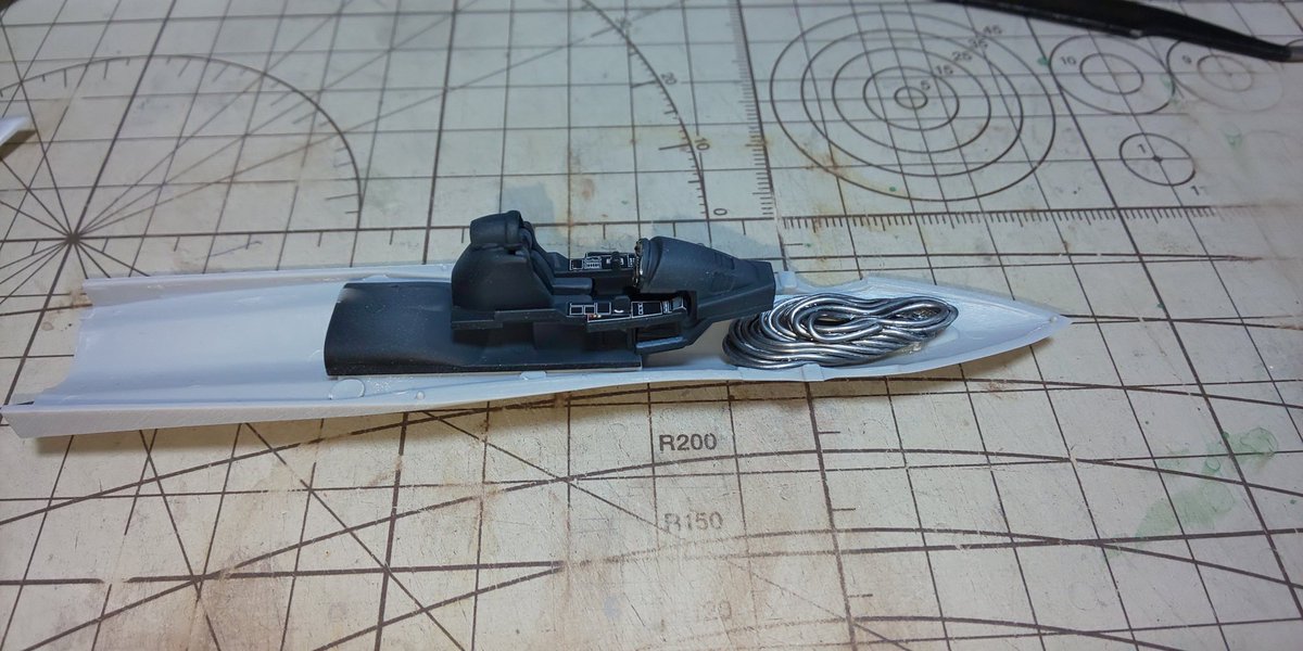 rianPSO2's tweet image. 機体の組立て開始だっぴ(。-ω-)ノ
ノーズにオモリを入れようと思ったけど無かったので代わりにハンダを入れたっぴ…🐤
塗装した所はマスキングして接着、とりあえずここまでやって次は合わせ目消しだっぴ🐸
コクピットはキャノピーでマスキングを兼ねるようにするっぴ～