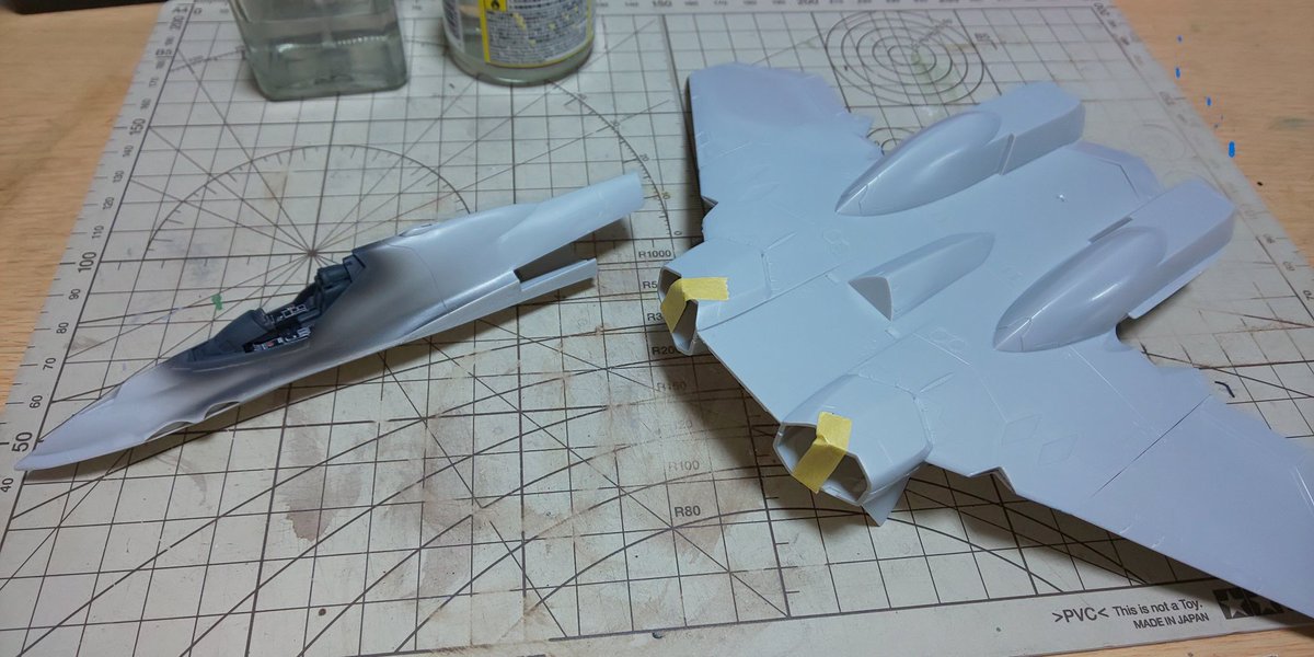 rianPSO2's tweet image. 機体の組立て開始だっぴ(。-ω-)ノ
ノーズにオモリを入れようと思ったけど無かったので代わりにハンダを入れたっぴ…🐤
塗装した所はマスキングして接着、とりあえずここまでやって次は合わせ目消しだっぴ🐸
コクピットはキャノピーでマスキングを兼ねるようにするっぴ～