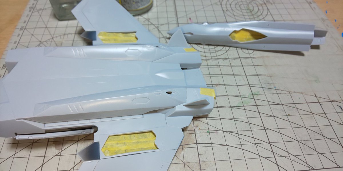 rianPSO2's tweet image. 機体の組立て開始だっぴ(。-ω-)ノ
ノーズにオモリを入れようと思ったけど無かったので代わりにハンダを入れたっぴ…🐤
塗装した所はマスキングして接着、とりあえずここまでやって次は合わせ目消しだっぴ🐸
コクピットはキャノピーでマスキングを兼ねるようにするっぴ～