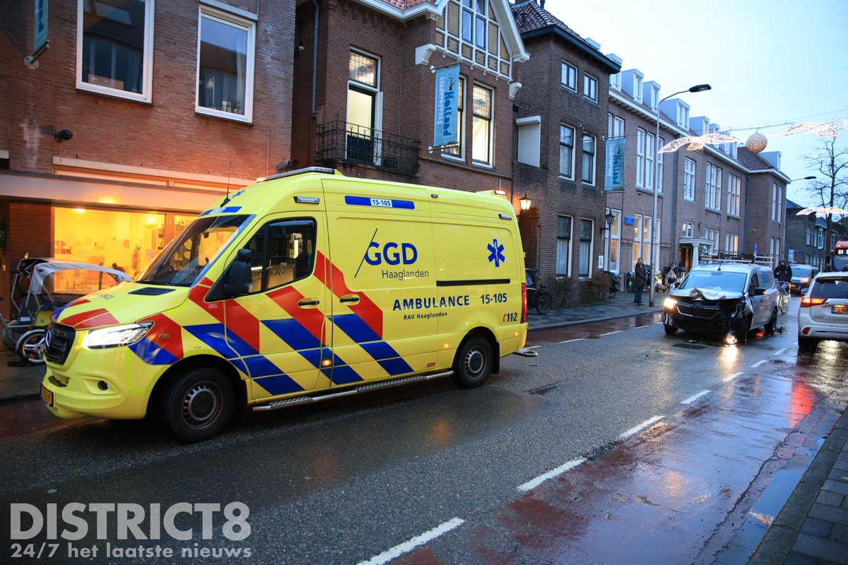 Voertuigbotsing op Hugo de Grootstraat in Delft