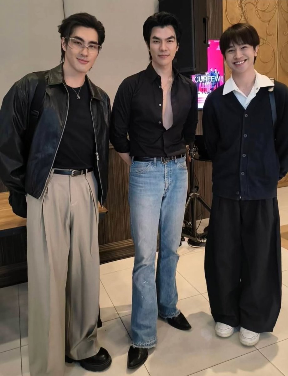 พี่ฟลุ้คไปเจอพี่มายหรอ..แล้วพี่เขาหล่อมาก เด๋วแม่แอบมองเสื้อแหวกนั่นให้เอง🤭🤭🤭
#เจ้าแก้มก้อน #fluke_natouch