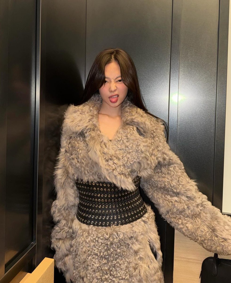 jendeukistyles's tweet photo. #JENNIE is wearing Ludovic de Saint Sernin look from fall 2025 rtw https://t.co/HxKhnXKdMm
