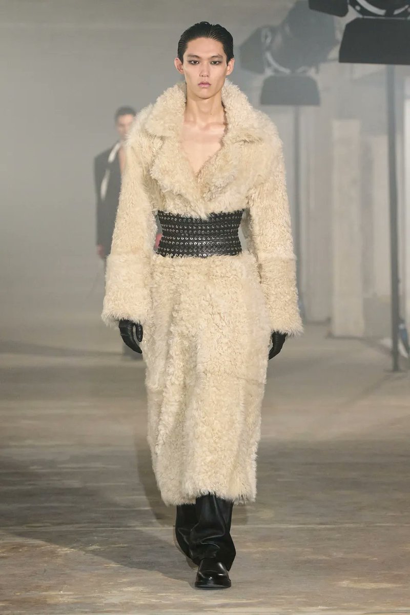 jendeukistyles's tweet photo. #JENNIE is wearing Ludovic de Saint Sernin look from fall 2025 rtw https://t.co/HxKhnXKdMm