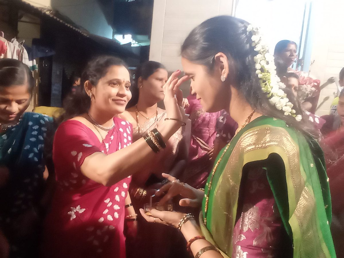 tanvikate22's tweet photo. घाटल्या मधील संभाजी नगर, विजयदुर्गा, दत्त मंदिर, विठ्ठल रुक्मिणी मंदिर, मुक्तीनगर या परिसरातील स्थानिक महिलांनी हळदीकुंकू समारंभांचं आयोजन केलं होतं. या कार्यक्रमाला उपस्थित राहून महिलांशी संवाद साधला. 

#tanvikate #Ghatla #HaldiKumkum  #IndianTraditions #MakarSankranti https://t.co/7MNbKDgl7o