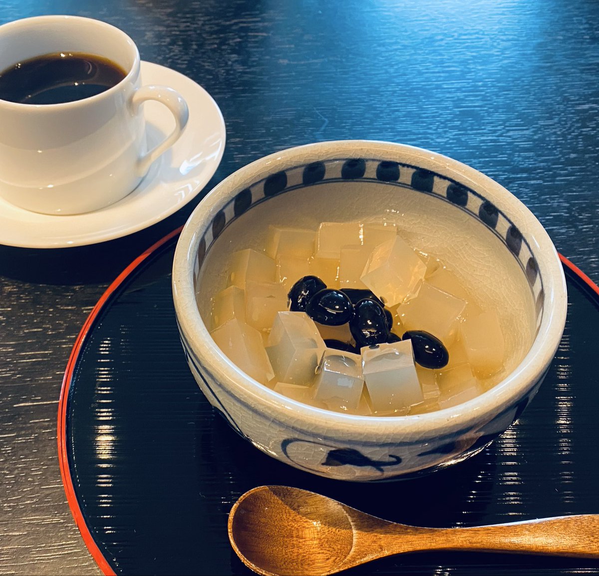 お友だちと新年贅沢ランチ🍣何気にBoox G7 カラーをチラ見せちゃうね📖😇ちらし寿司の食べ方はいろいろあるけど今日は手巻き風で。デザートの黒豆寒天も爽やかでございました😋