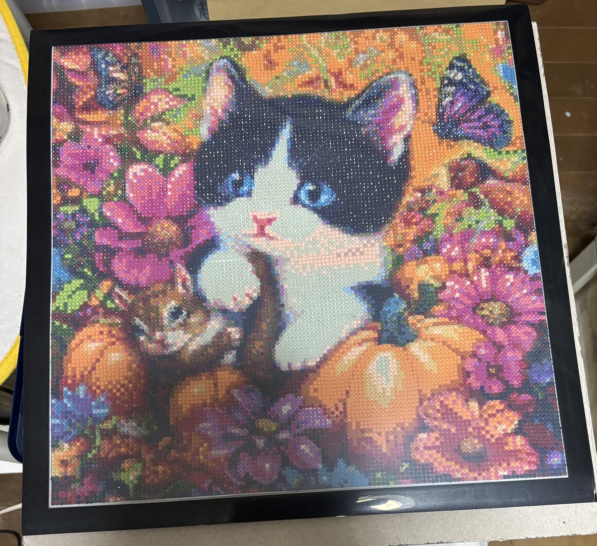 お花に囲まれた ハチワレさんアート。 サイズは 40✖️40 送料込み