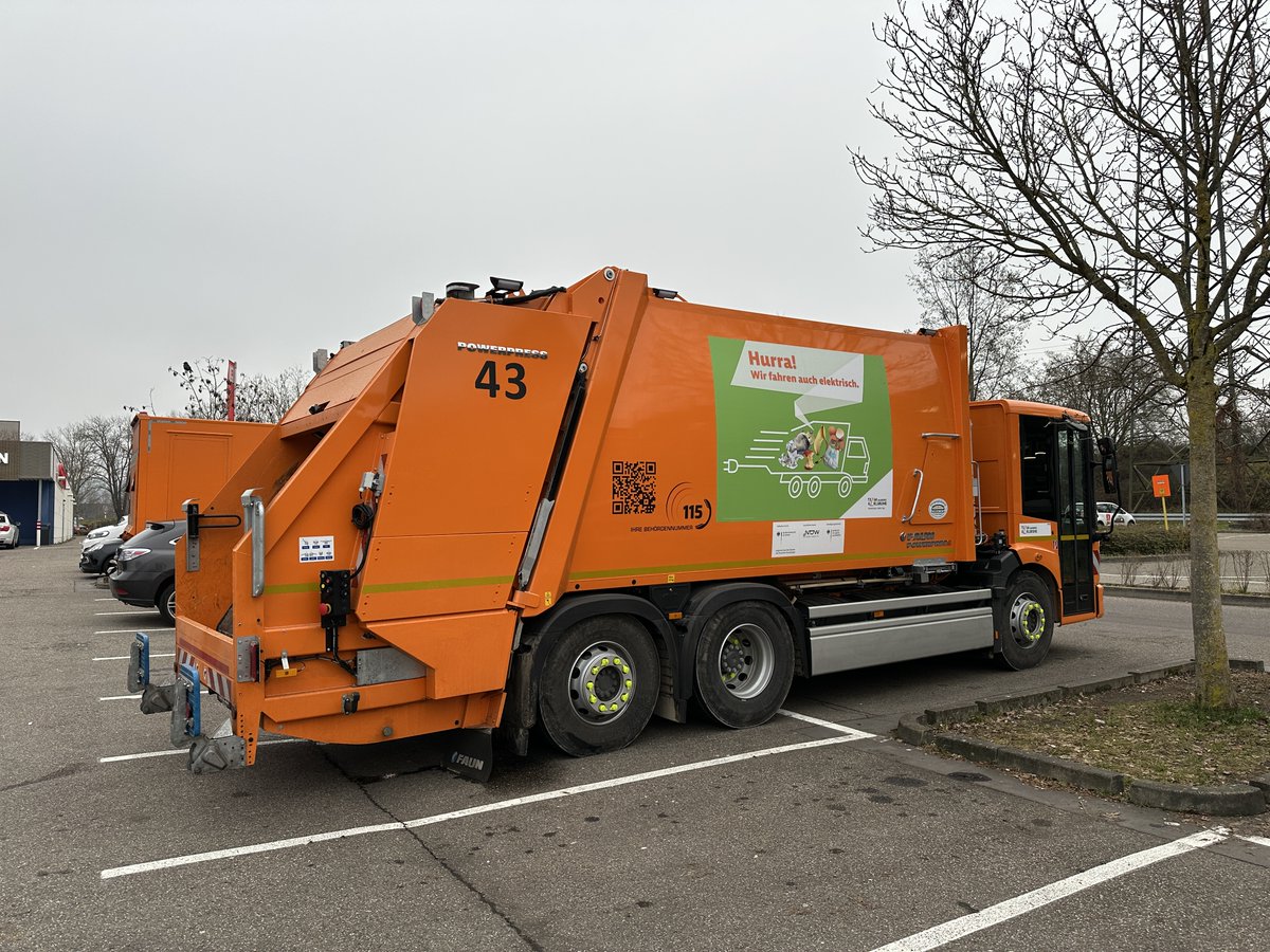 etechvolution's tweet image. You always spot something interesting in Karlsruhe.
Two days in a row, I came across the Daimler Truck eEconic 300, at two different locations, both being used as a waste collection truck.

So it isn't just a pilot, it is actively being used in real life. 
#EV #eTruck #Karlsruhe