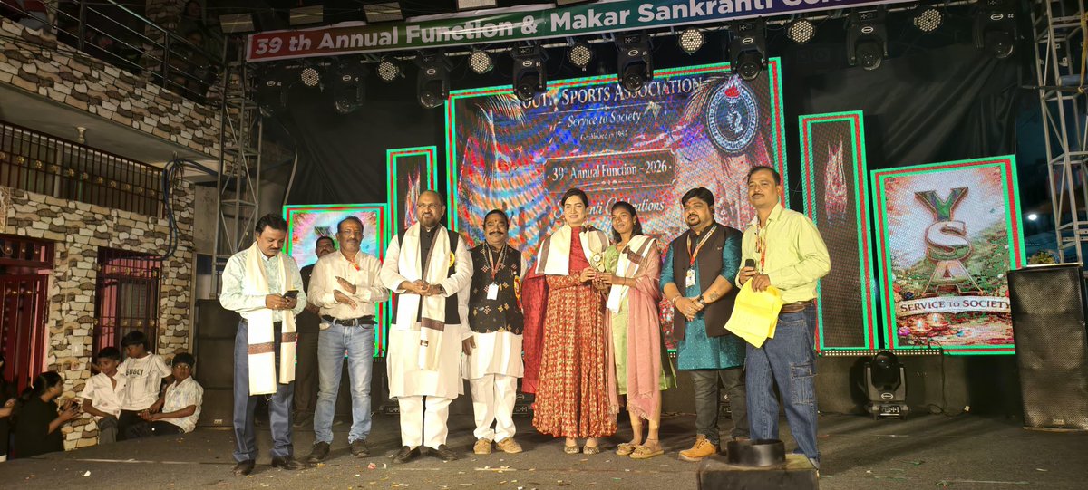 sofiafirdous1's tweet image. କଟକର ଦିୱାନ ବଜାର ସ୍ଥିତ ୟୁଥ୍ ସ୍ପୋର୍ଟସ ଆସୋସିଏସନ ପକ୍ଷରୁ ୩୯ତମ ବାର୍ଷିକ ଉତ୍ସବ ଓ ମକର ସଂକ୍ରାନ୍ତି ପାଳନ ସମାରୋହରେ ଯୋଗ ଦେଇଥିଲି। ସମାଜର କର୍ଣ୍ଣଧାର ହେଉଛନ୍ତି ଆଜିର ଯୁବପିଢି। ଏହି ଯୁବଶକ୍ତିକୁ ମଞ୍ଚ ଉପରେ ଉତ୍ସାହିତ ଓ ସମ୍ମାନିତ କରାଯାଇଥିଲା। 

#makarsankranti #odisha #barabaticuttack #sofiafirdous