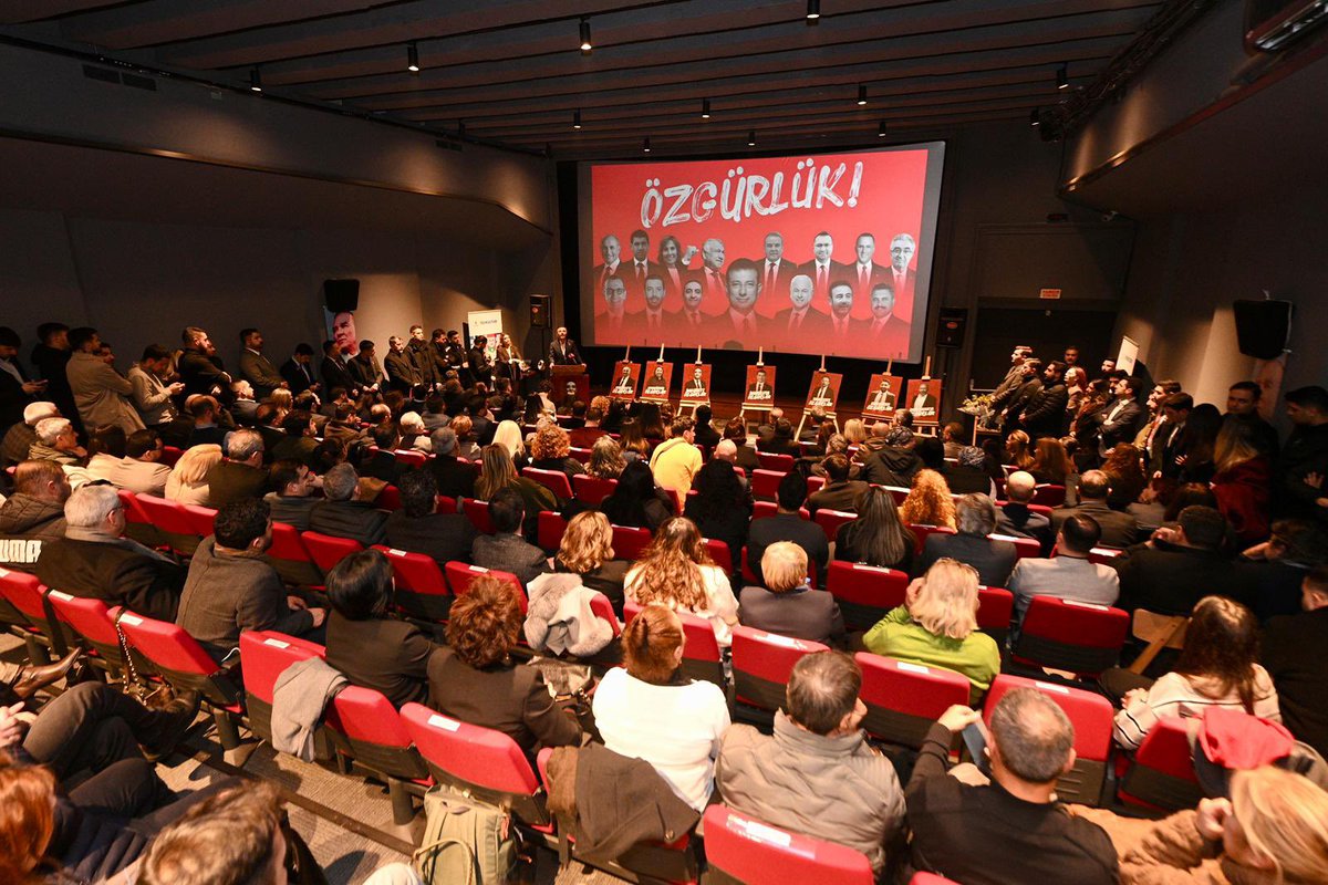 Beyoğlu Belediye Başkanımız, edeple kibri yenen Beyoğlu’nun evladı İnan Güney’in; yol arkadaşlarının ve ailesinin tanıklık ettiği hikayesinin anlatıldığı “Bize Emanet” belgeselinin gösterimindeydik.

Zulme karşı dayanışmanın, zora karşı yan yana durmanın gücüyle bu karanlık