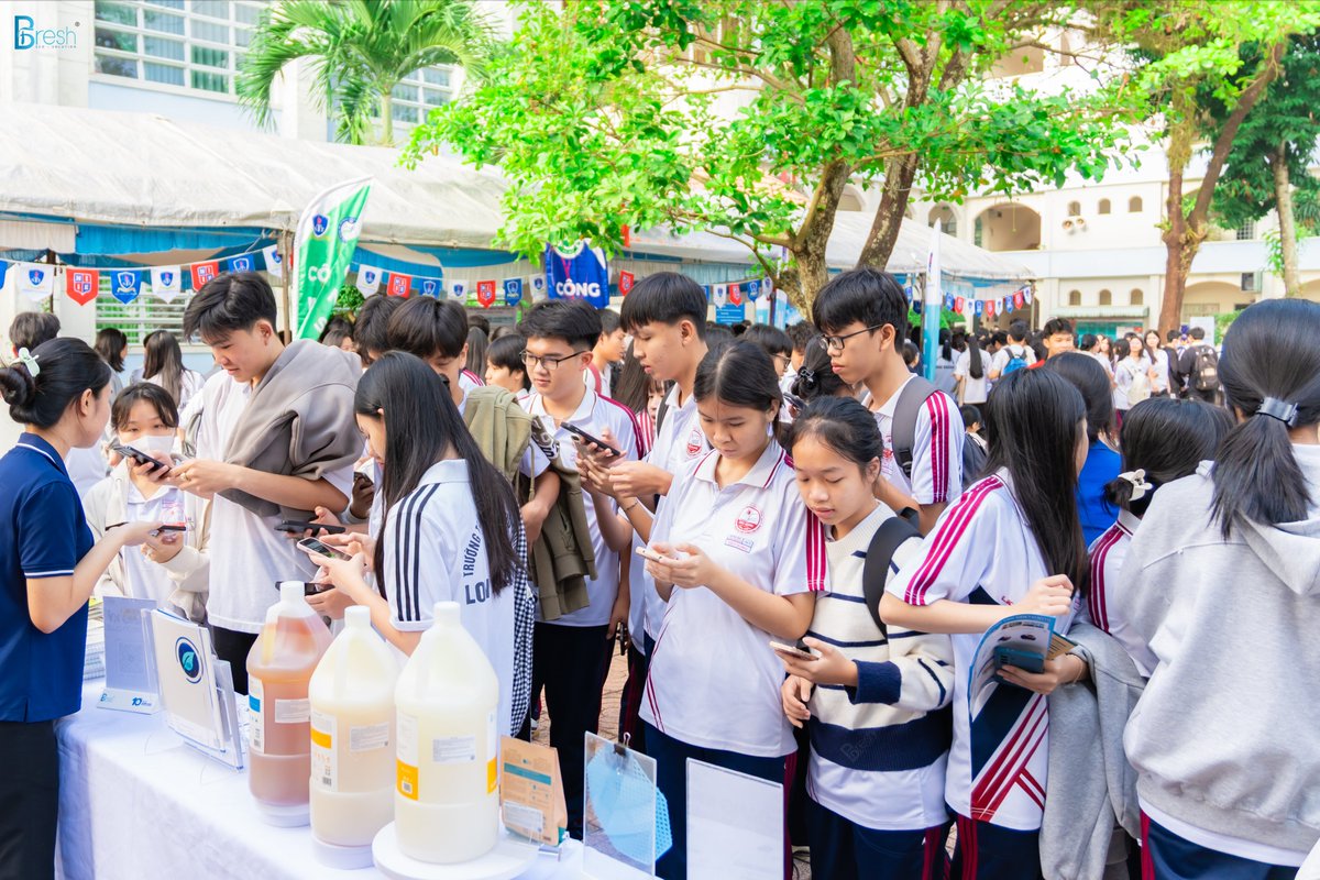 BioFix_Fresh's tweet photo. CHECK-IN AT LONG KHANH HIGH SCHOOL STEM DAY WITH BIOFIX FRESH! 📸✨

Each piece of microbial knowledge that BioFix Fresh shared today is a "green seed" planted in the scientific passion of Long Khanh High School students.

#BioFixFresh #BiologicalEra #MicrobialSolution https://t.co/W9i2yvrs4Q