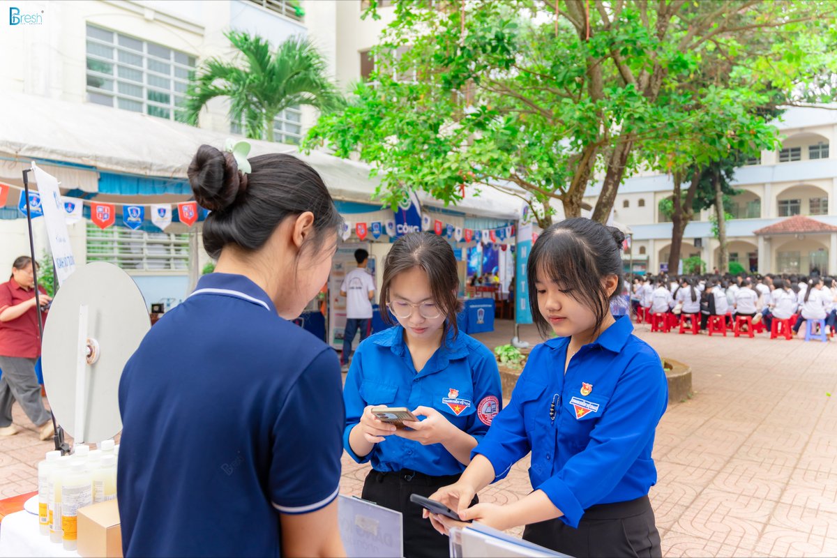 BioFix_Fresh's tweet photo. CHECK-IN AT LONG KHANH HIGH SCHOOL STEM DAY WITH BIOFIX FRESH! 📸✨

Each piece of microbial knowledge that BioFix Fresh shared today is a "green seed" planted in the scientific passion of Long Khanh High School students.

#BioFixFresh #BiologicalEra #MicrobialSolution https://t.co/W9i2yvrs4Q