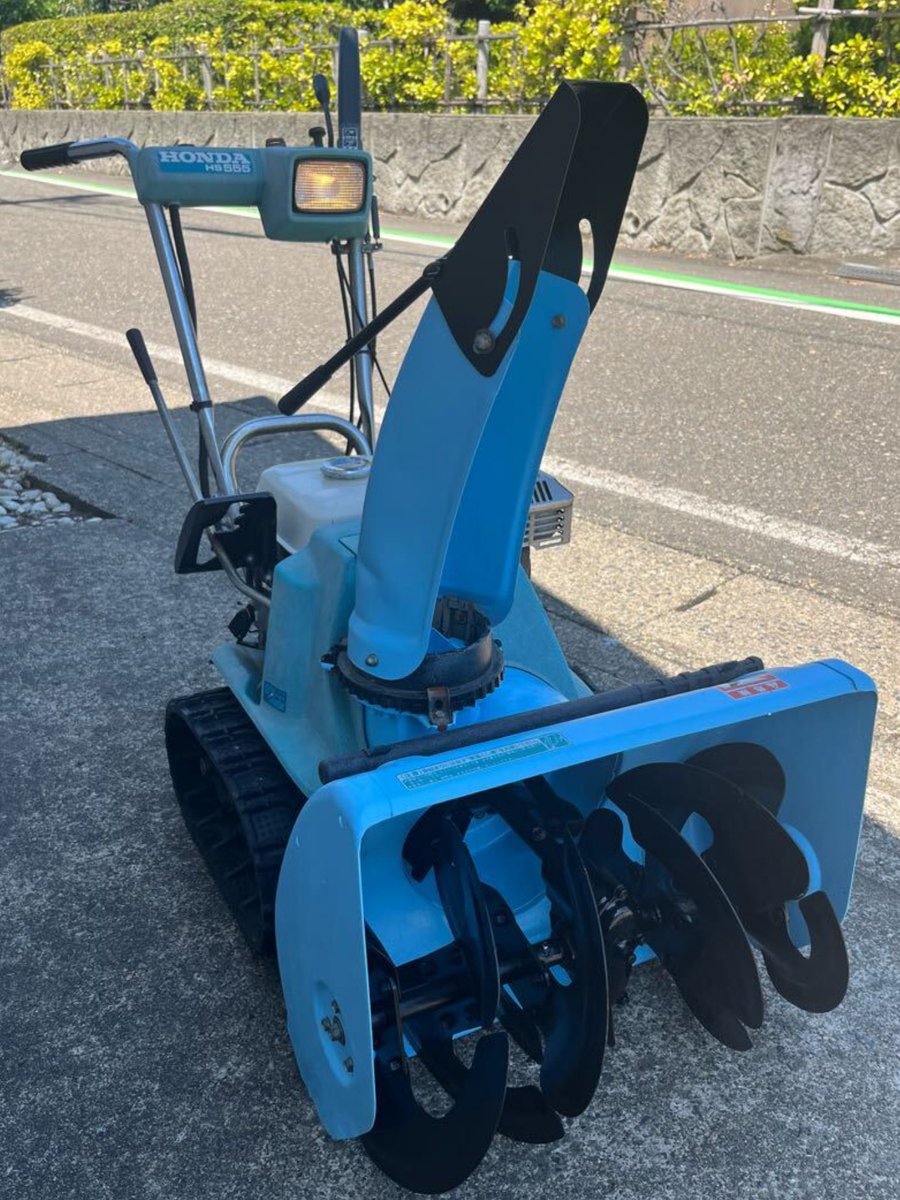 ホンダのHS555って除雪機作ってるo(｀ω´ )o ホンダなのに青いんだぜ